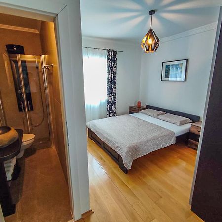 Apartments Amfora - Cozy And Modern Apartments For Up To 15 People, 100M From The Sea And Beach Stara Novalja Exterior photo