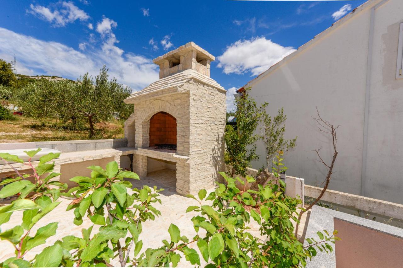 Apartments Amfora - Cozy And Modern Apartments For Up To 15 People, 100M From The Sea And Beach Stara Novalja Exterior photo