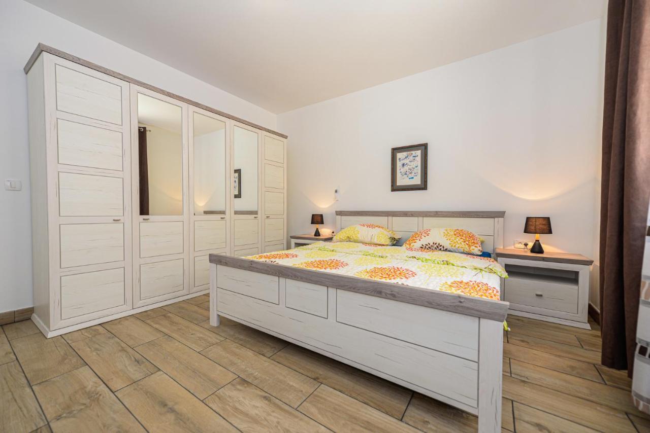 Apartments Amfora - Cozy And Modern Apartments For Up To 15 People, 100M From The Sea And Beach Stara Novalja Exterior photo