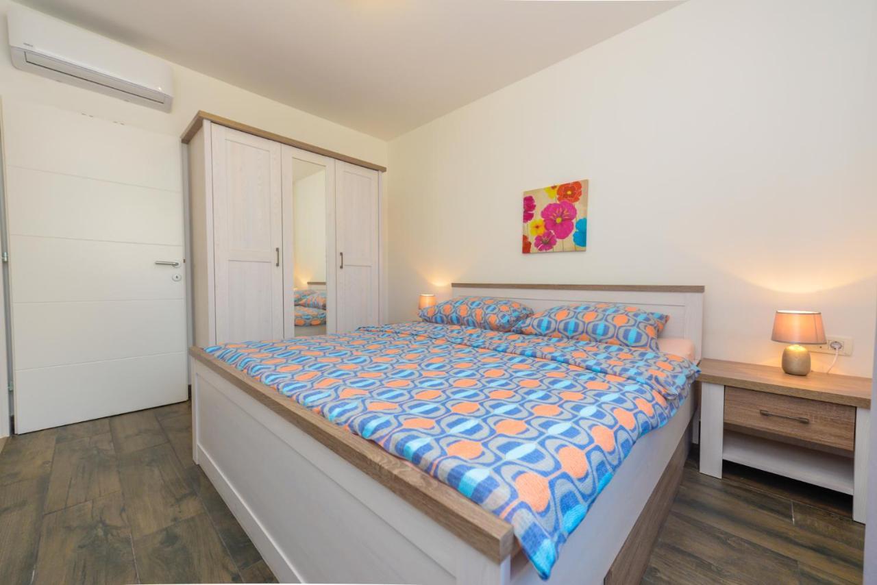 Apartments Amfora - Cozy And Modern Apartments For Up To 15 People, 100M From The Sea And Beach Stara Novalja Exterior photo