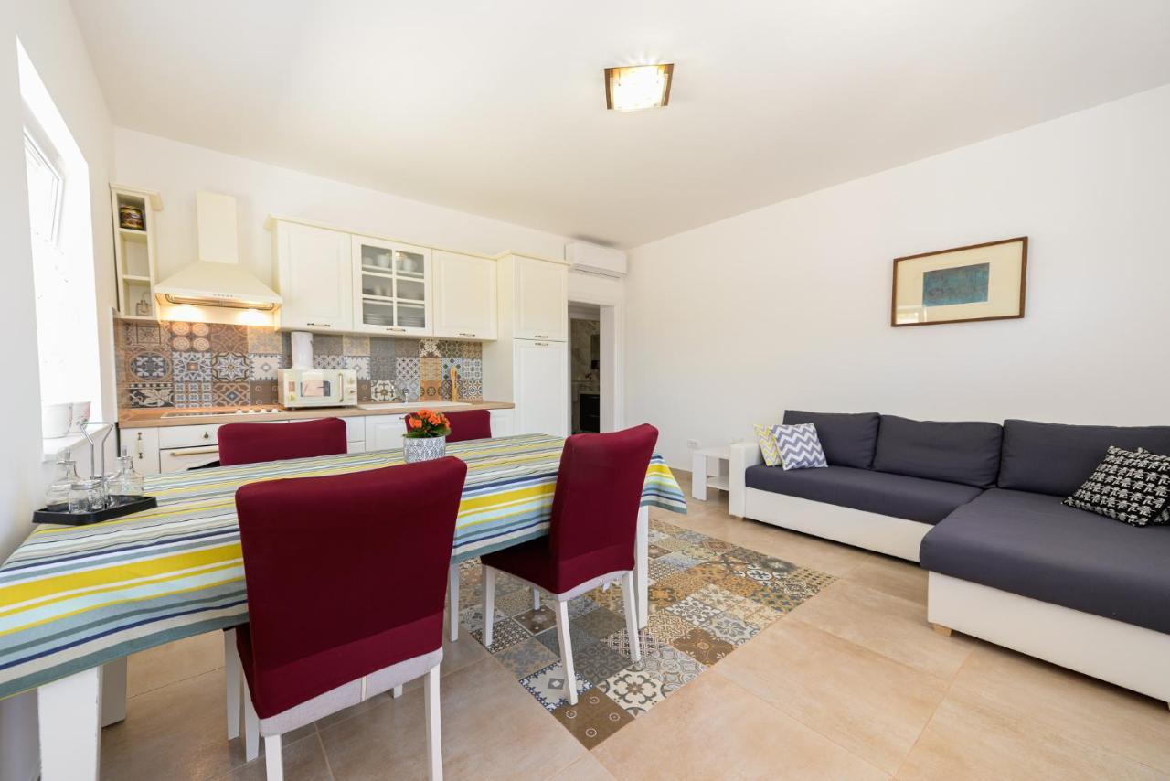 Apartments Amfora - Cozy And Modern Apartments For Up To 15 People, 100M From The Sea And Beach Stara Novalja Exterior photo