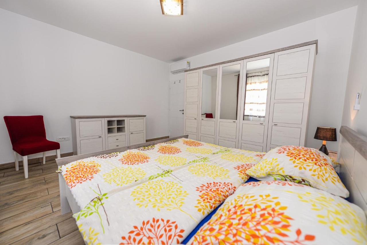 Apartments Amfora - Cozy And Modern Apartments For Up To 15 People, 100M From The Sea And Beach Stara Novalja Exterior photo