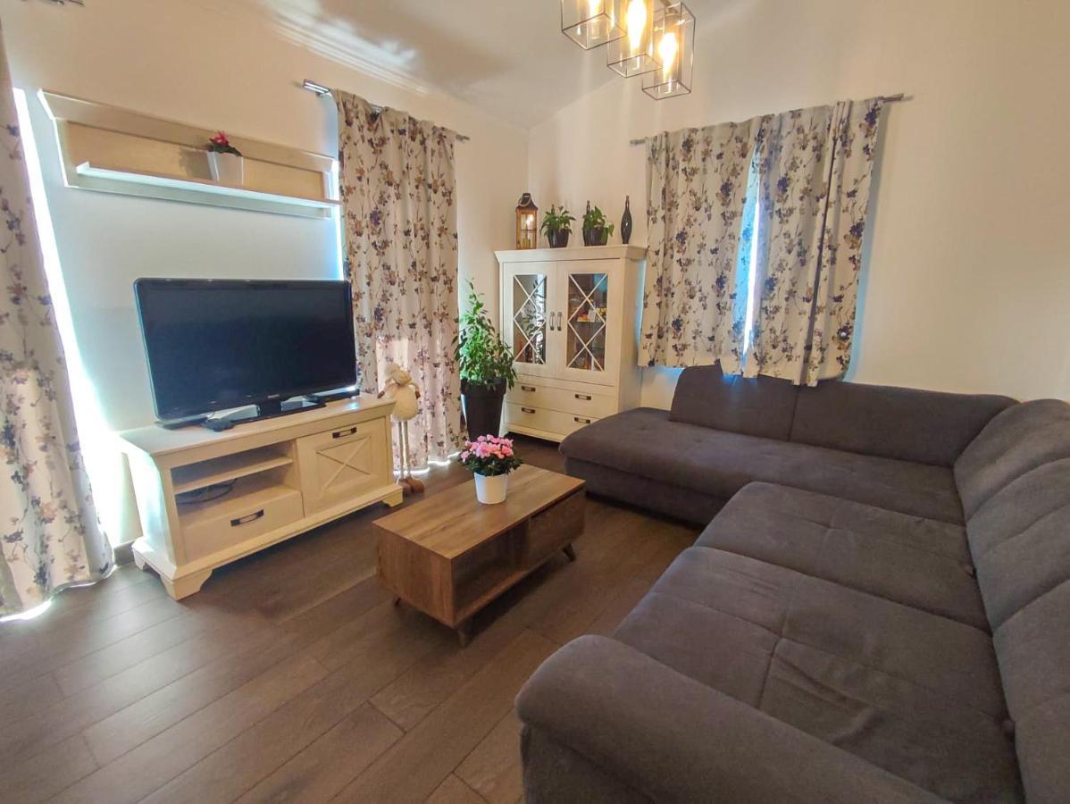 Apartments Amfora - Cozy And Modern Apartments For Up To 15 People, 100M From The Sea And Beach Stara Novalja Exterior photo