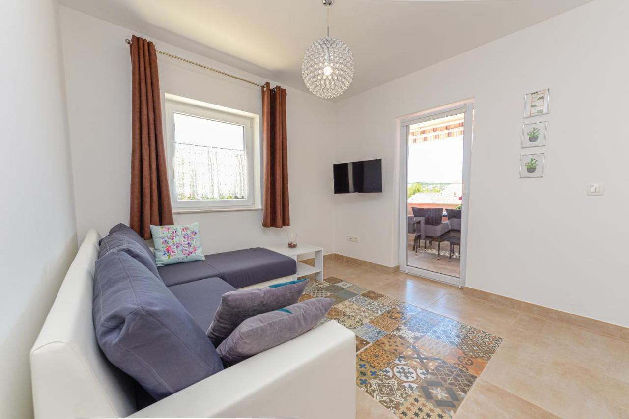 Apartments Amfora - Cozy And Modern Apartments For Up To 15 People, 100M From The Sea And Beach Stara Novalja Exterior photo