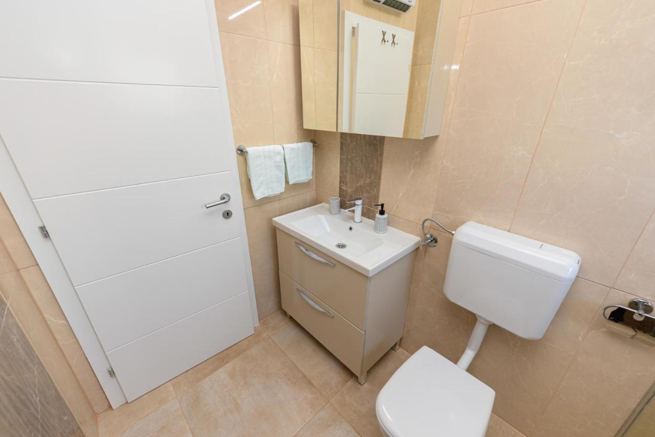 Apartments Amfora - Cozy And Modern Apartments For Up To 15 People, 100M From The Sea And Beach Stara Novalja Exterior photo