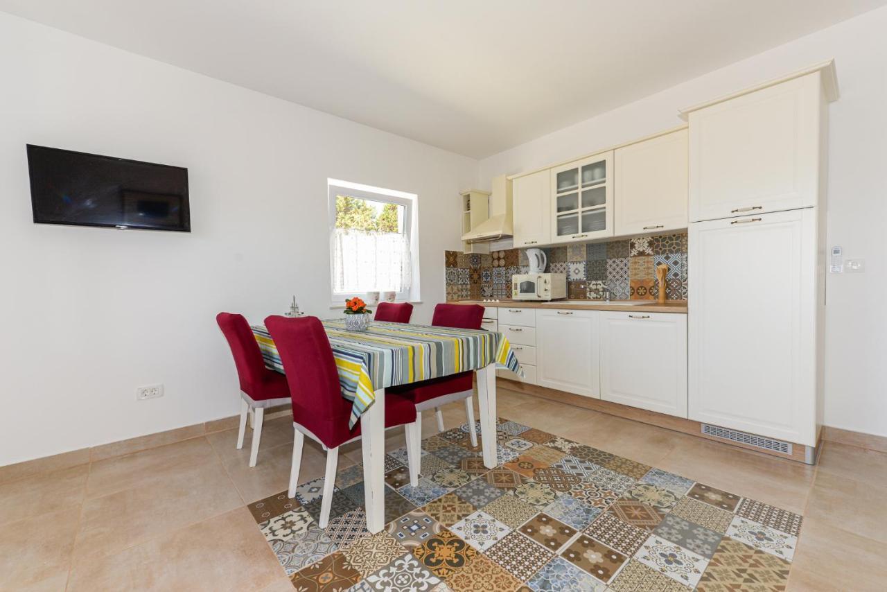 Apartments Amfora - Cozy And Modern Apartments For Up To 15 People, 100M From The Sea And Beach Stara Novalja Exterior photo